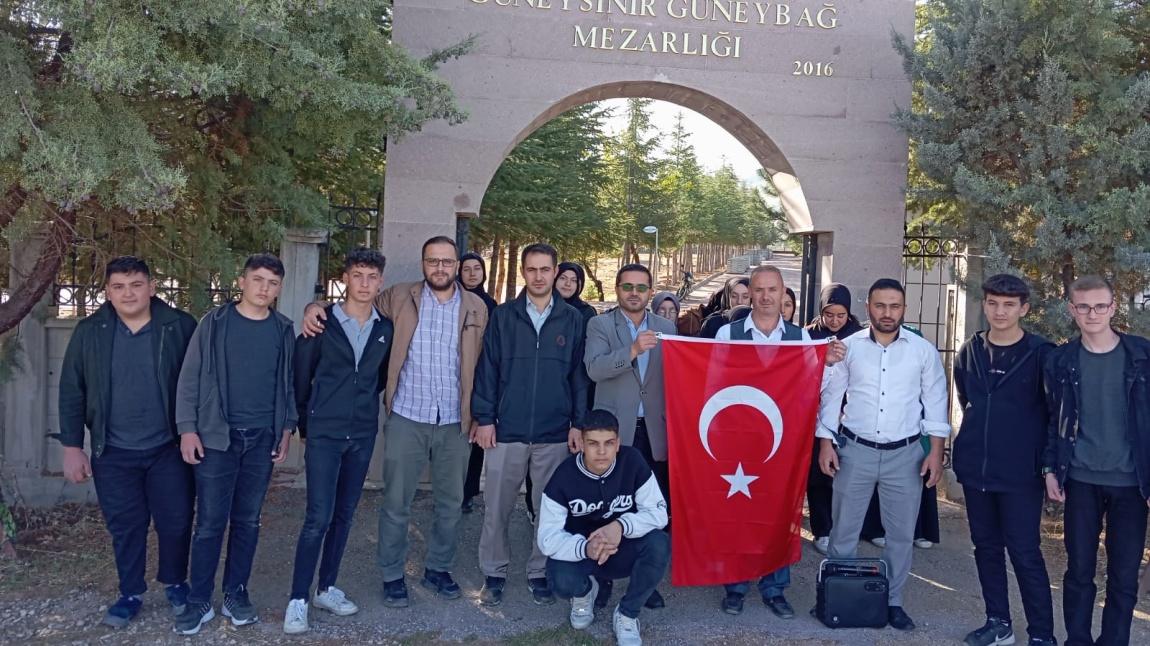 Okulumuz Öğrencileri Şehitler ve Gaziler Günü Kapsamında  Mezar Ziyareti Gerçekleştirdiler.