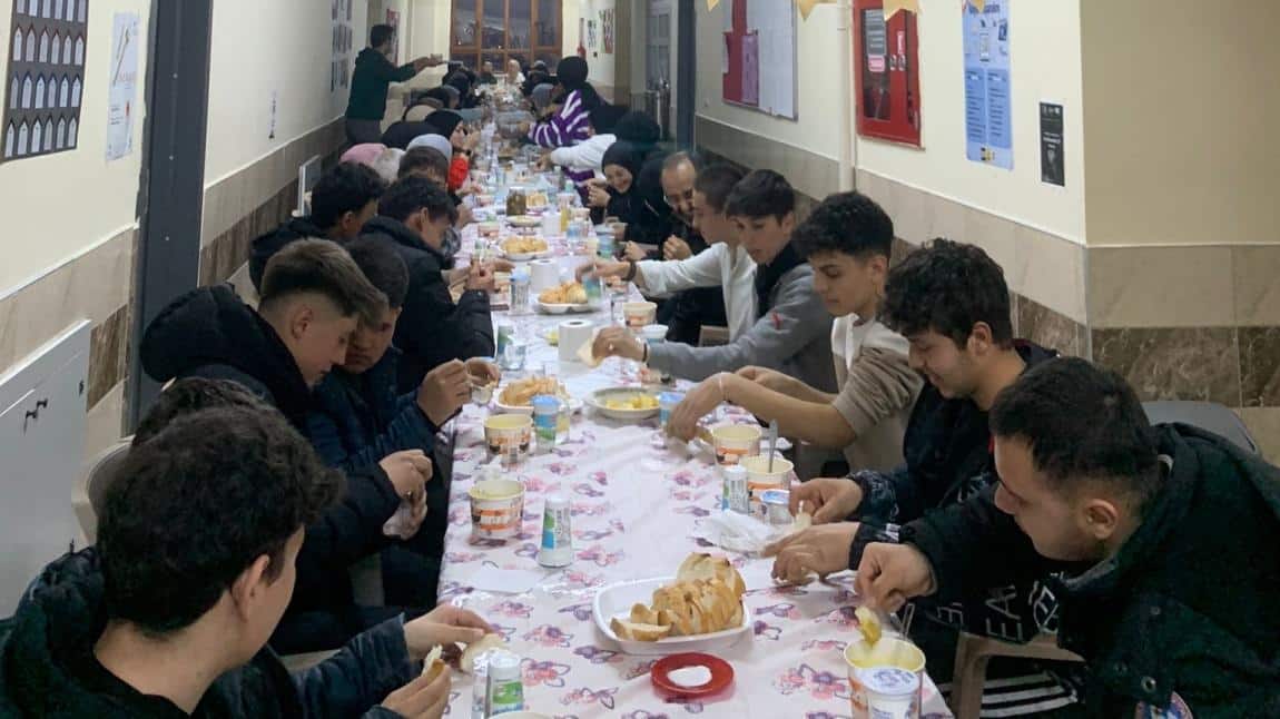 Öğrencilerimizle iftar düzenledik
